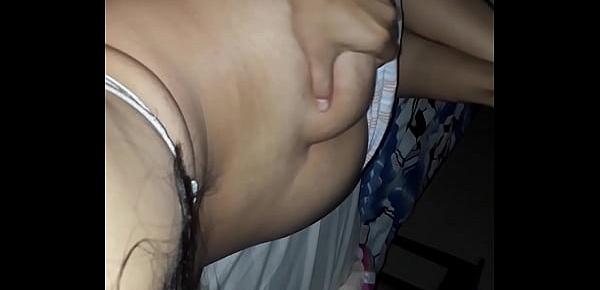  Tocandole las nalgas a mi novia mientras me chupa la verga